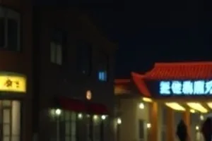 沙漏纪事画外空间场景封面：门缝里透出的一束窄光